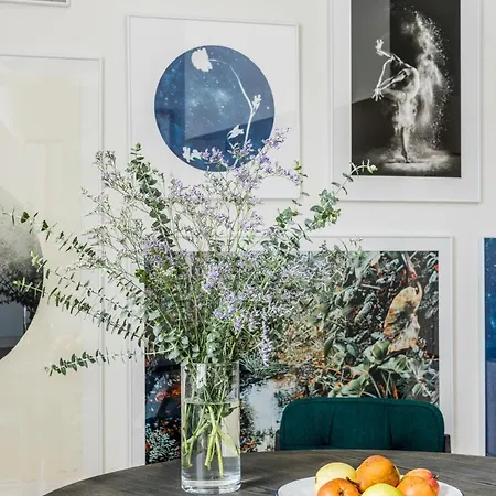 Flattered To Be In Apartamento